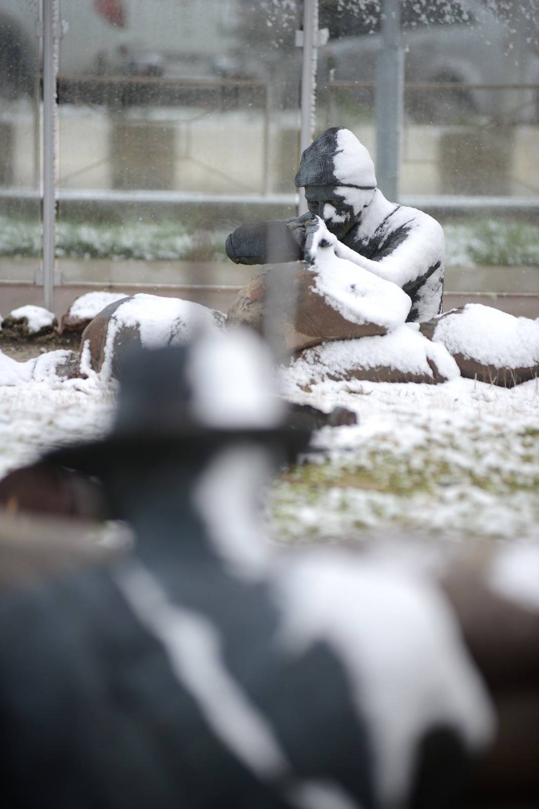 Çanakkale Savaşı'nın Tüm Detaylarını Gösteren Parkta Yer Alan, Bire Bir Boyutlardaki 40 Heykel Kar Yağışıyla Farklı Bir Görünüm 2